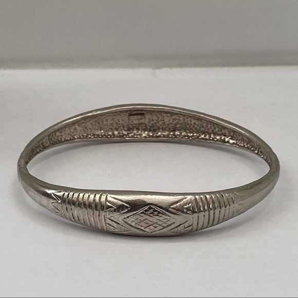 NURI Co.women Jewelry silver tone etched deco silver bangle bracelet. Pre-owned. - Picture 4 of 12
